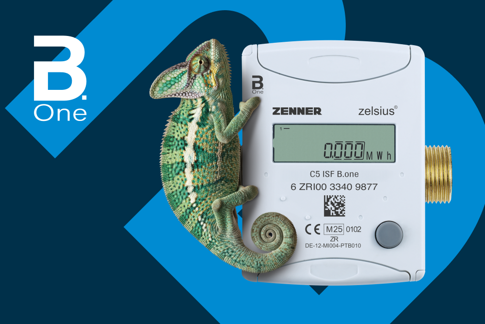 Zelsius C5 B.One mit Chamäleon vor blauem B.One Hintergrund