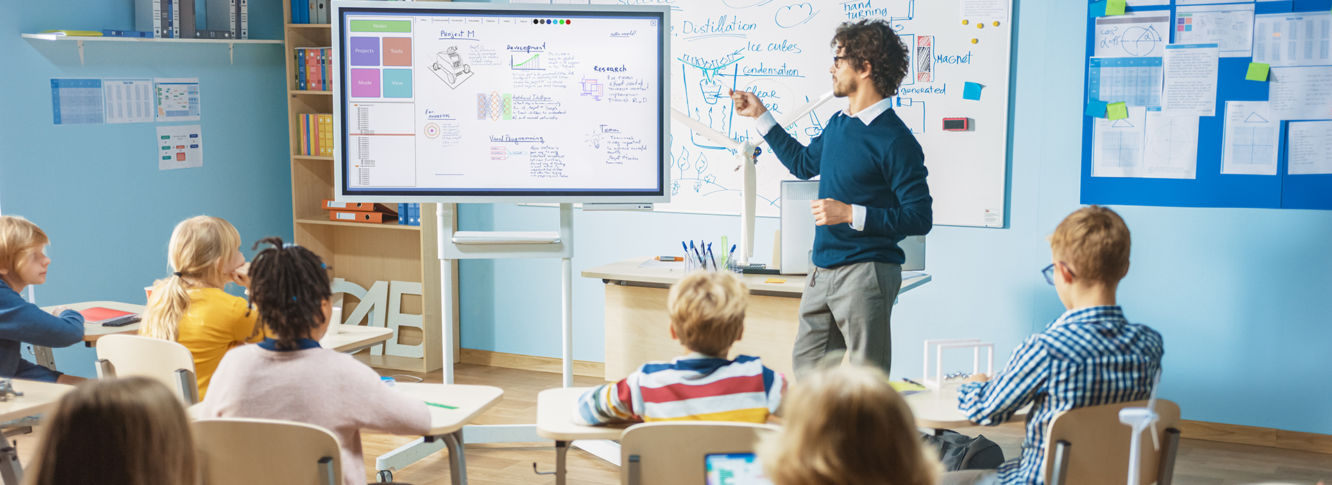 Klassenzimmer mit Schülern und einem Lehrer