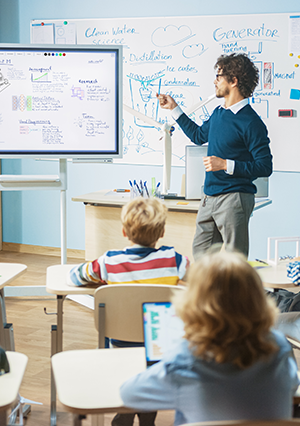 Klassenzimmer mit Schülern und einem Lehrer