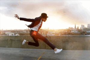 Ein Mann vor einem Stadt-Panorama, hüpft fröhlich über eine Straße
