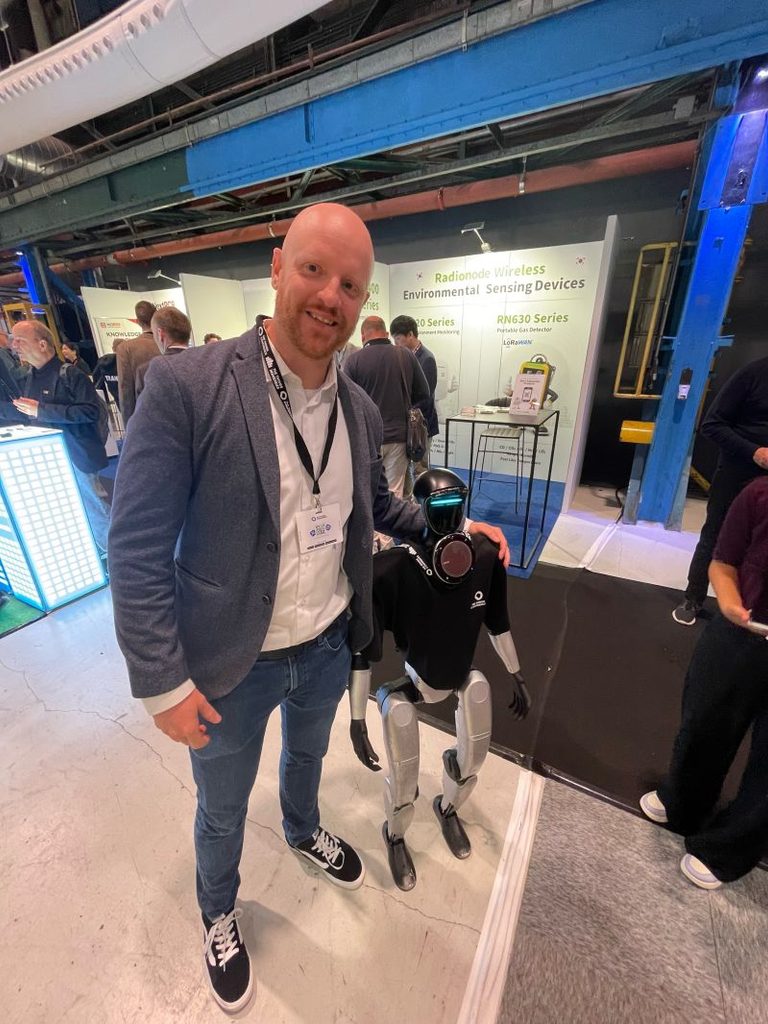 ZENNER Mitarbeiter mit einem Roboter auf der TTC 2026